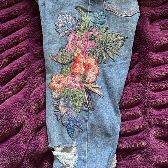 Embroidered floral distressed skinny jeans - Picture 5 of 6